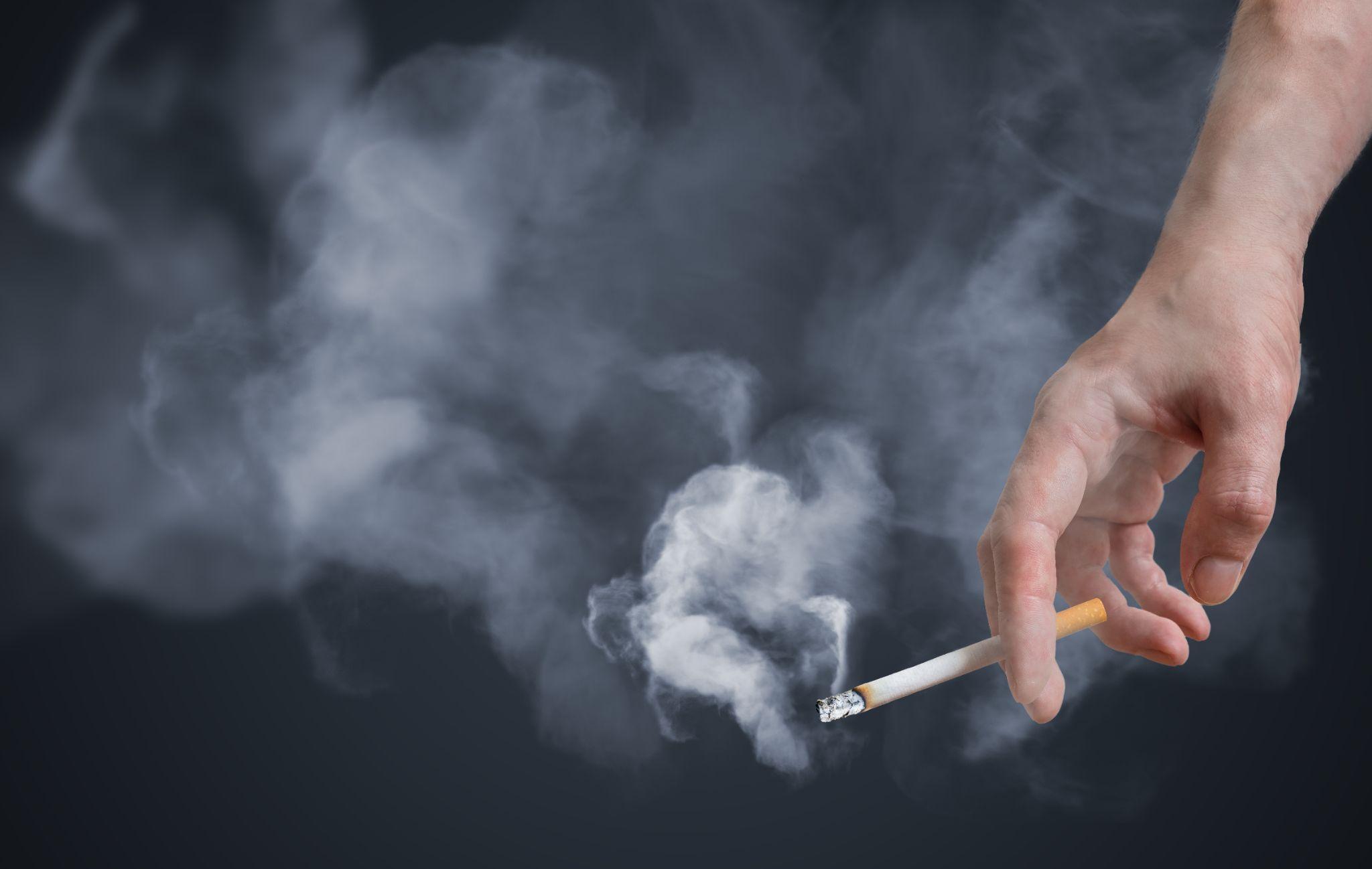 cigarette dangling Housewife cigarette dangling from lips hi-res stock photography and images